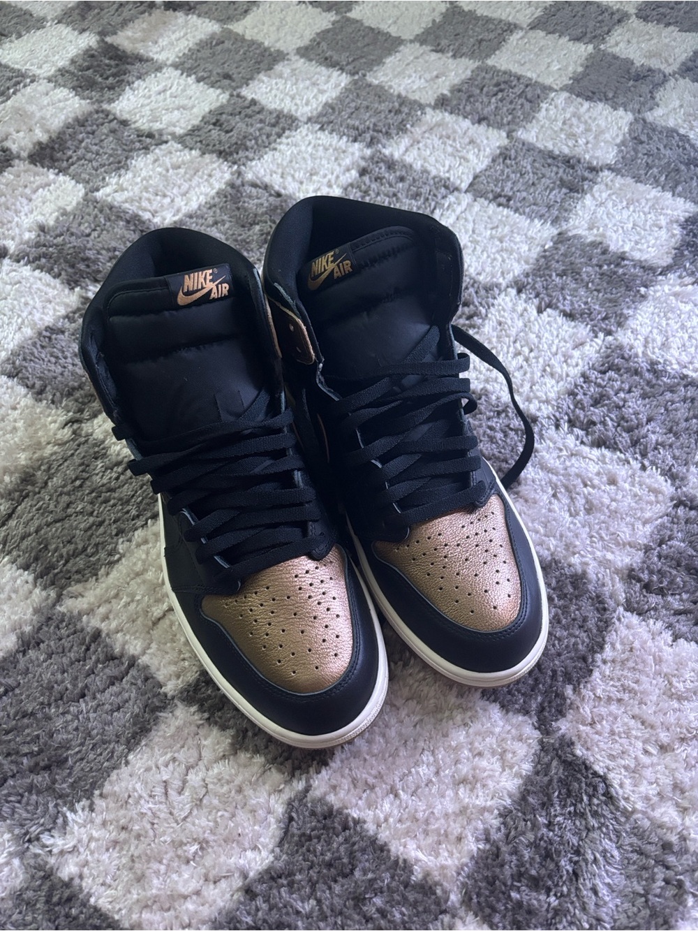 Air Jordan 1 Retro High OG 'Metallic Gold'